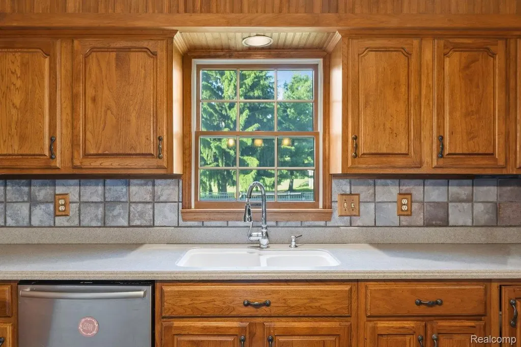 5010 Mallards Landing Highland Charter Township MI 48357