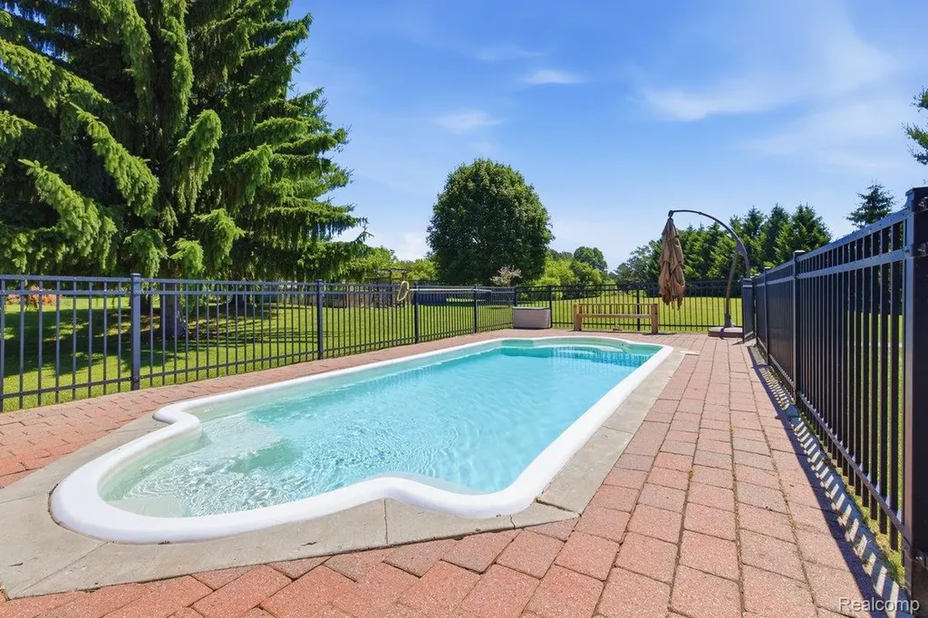 5010 Mallards Landing Highland Charter Township MI 48357
