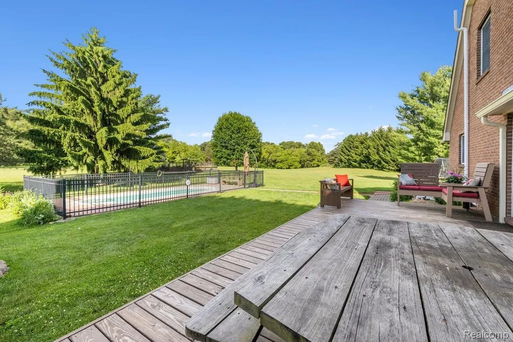 5010 Mallards Landing Highland Charter Township MI 48357