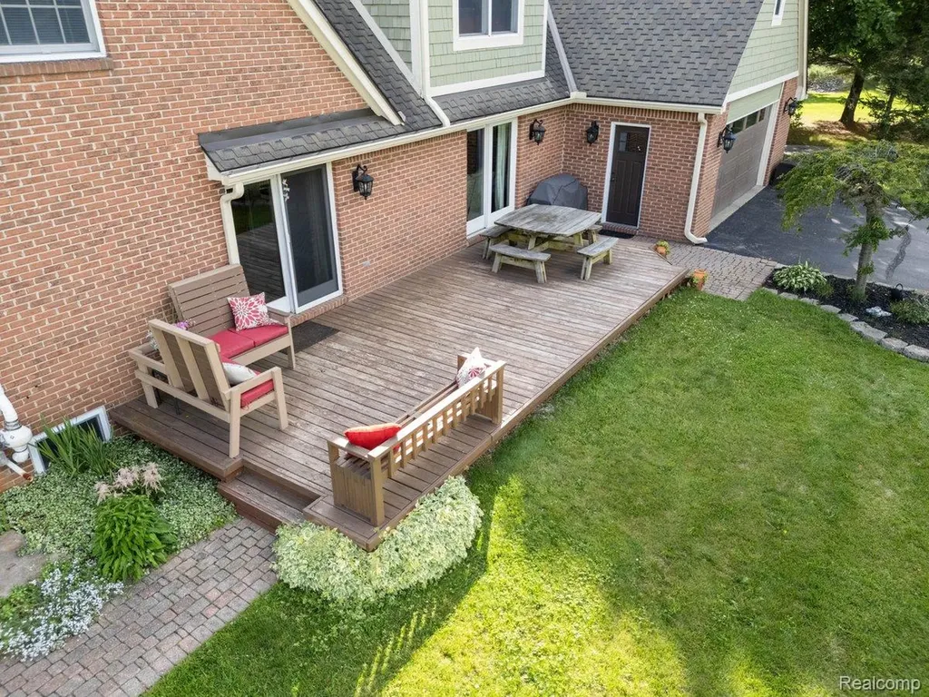 5010 Mallards Landing Highland Charter Township MI 48357