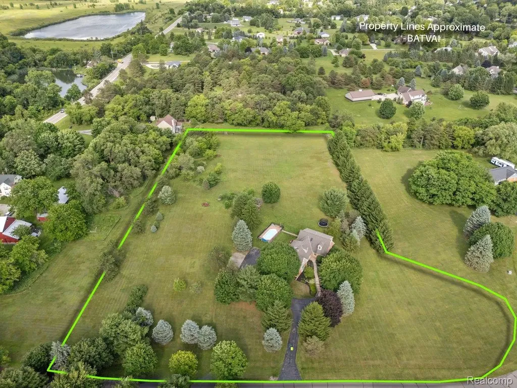 5010 Mallards Landing Highland Charter Township MI 48357