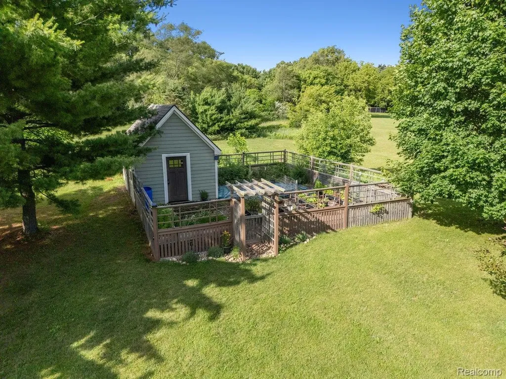 5010 Mallards Landing Highland Charter Township MI 48357