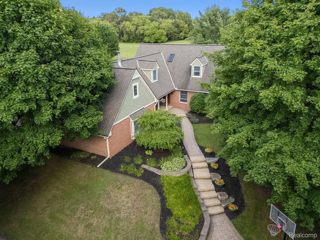 5010 Mallards Landing Highland Charter Township MI 48357