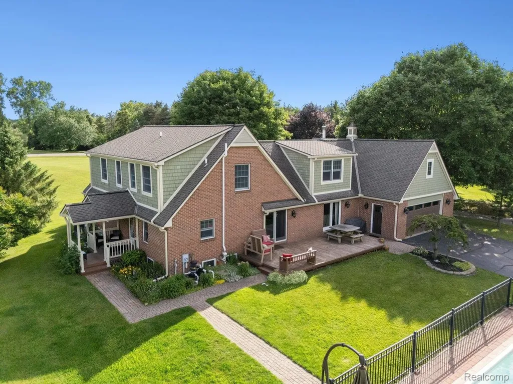 5010 Mallards Landing Highland Charter Township MI 48357