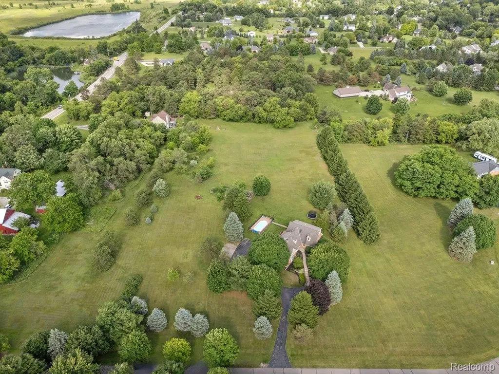 5010 Mallards Landing Highland Charter Township MI 48357