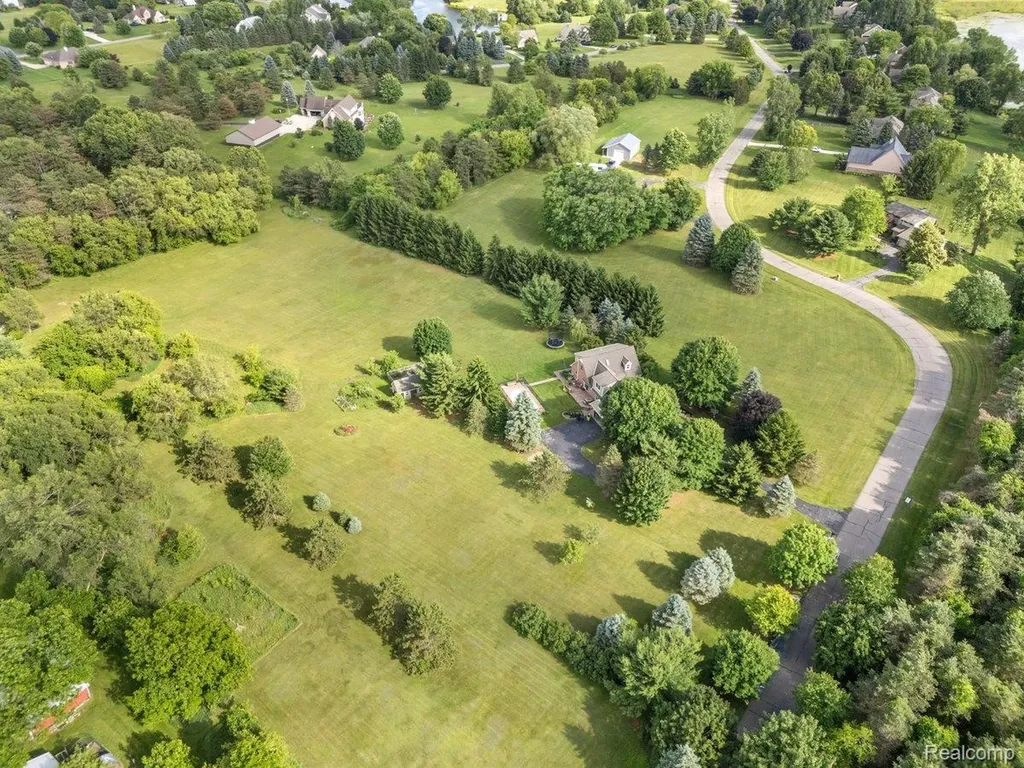 5010 Mallards Landing Highland Charter Township MI 48357