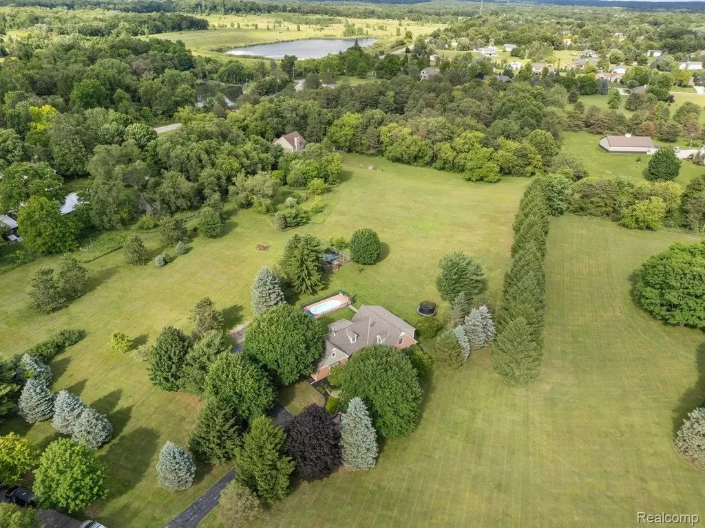 5010 Mallards Landing Highland Charter Township MI 48357