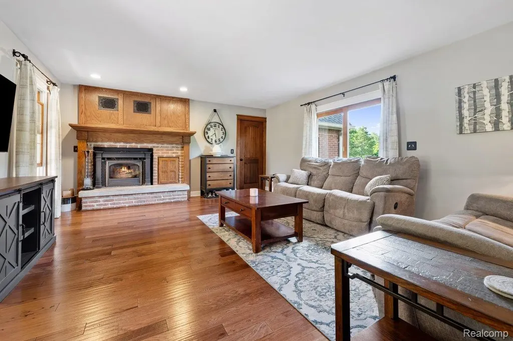 5010 Mallards Landing Highland Charter Township MI 48357