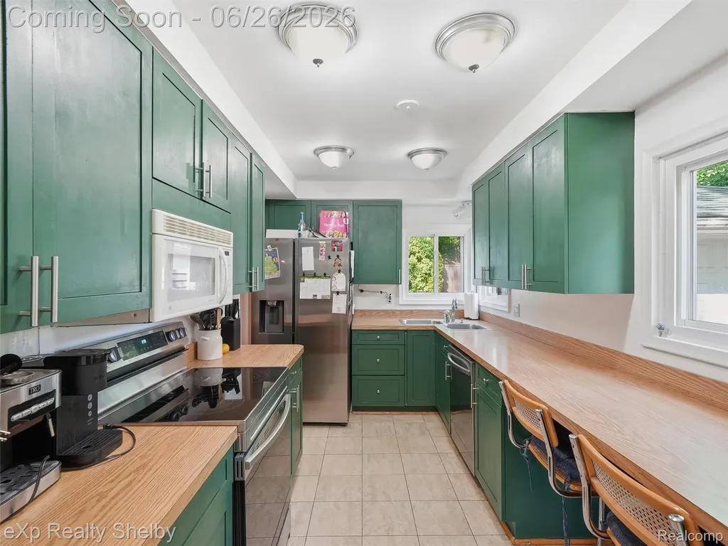 28286 Red Leaf Lane Southfield City MI 48076