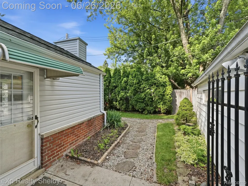 28286 Red Leaf Lane Southfield City MI 48076