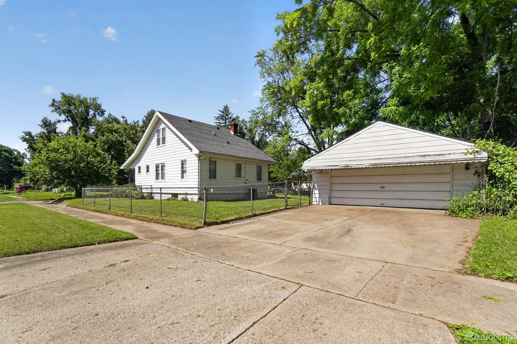 702 Leland Street Flint City MI 48507