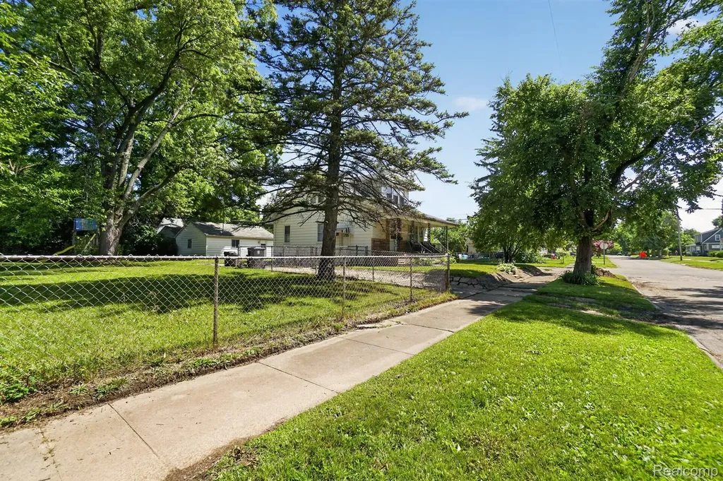 702 Leland Street Flint City MI 48507