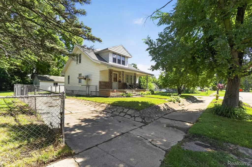702 Leland Street Flint City MI 48507