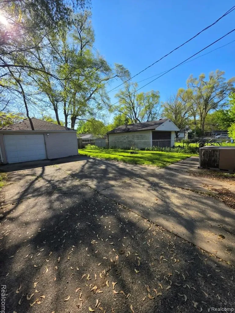 21222 Audrey Avenue Warren City MI 48091