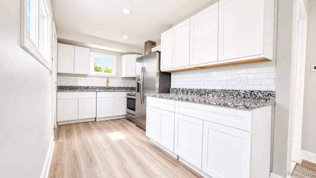 7236 Studebaker Avenue Warren City MI 48091