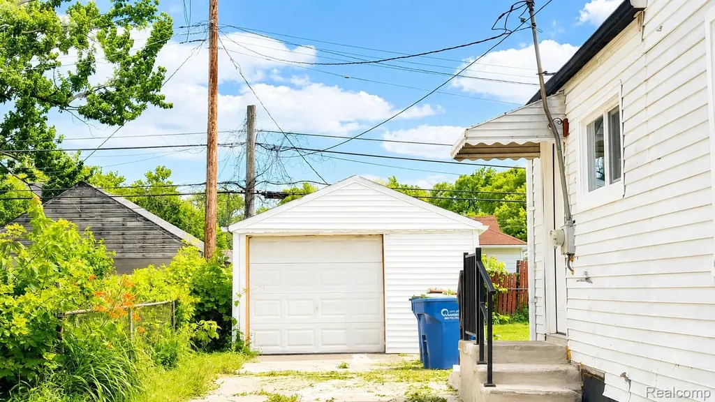 7236 Studebaker Avenue Warren City MI 48091