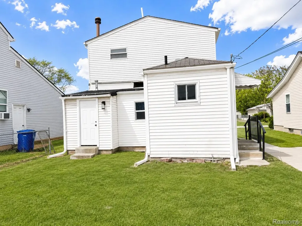 7236 Studebaker Avenue Warren City MI 48091