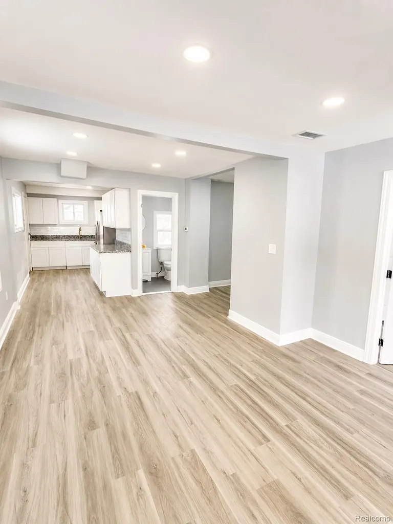 7236 Studebaker Avenue Warren City MI 48091