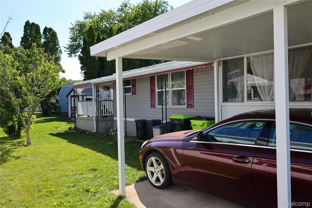 92 Carnberry Beach Boulevard White Lake Charter Township MI 48386