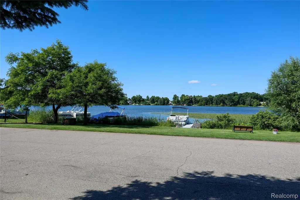 92 Carnberry Beach Boulevard White Lake Charter Township MI 48386