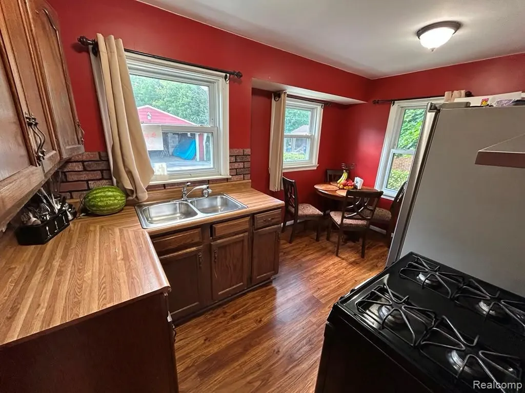 1011 Harrison Blv Harrison Blv Lincoln Park City MI 48146