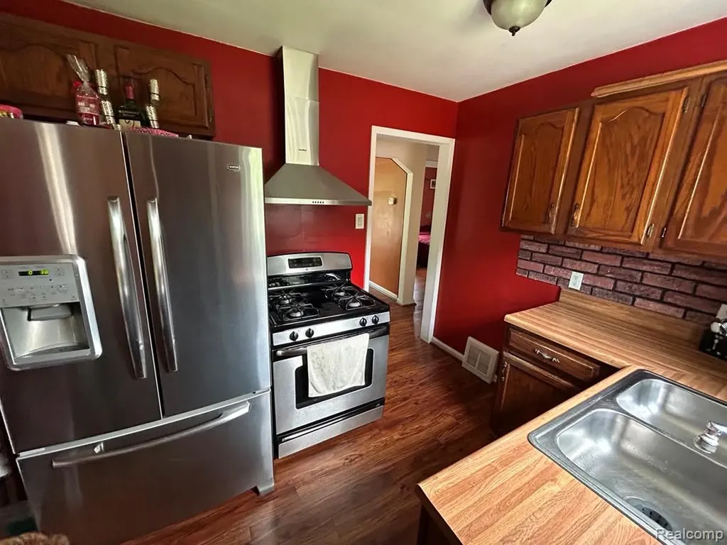 1011 Harrison Blv Lincoln Park City MI 48146