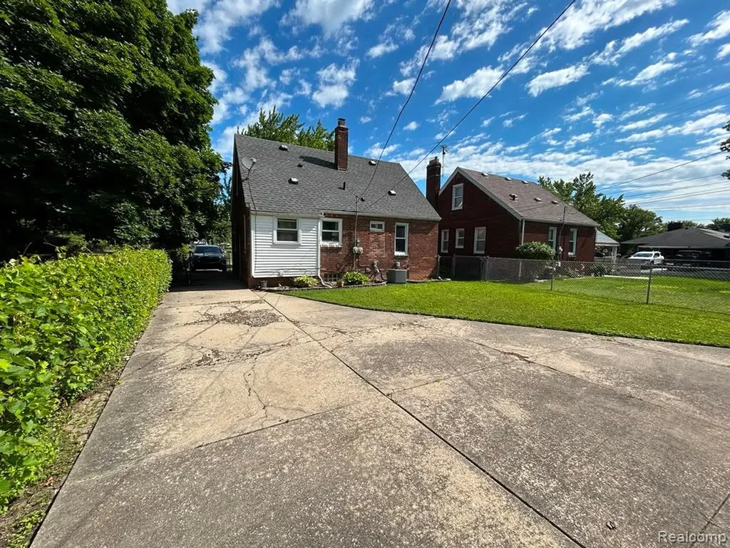 1011 Harrison Blv Lincoln Park City MI 48146
