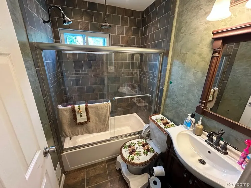 1011 Harrison Blv Lincoln Park City MI 48146