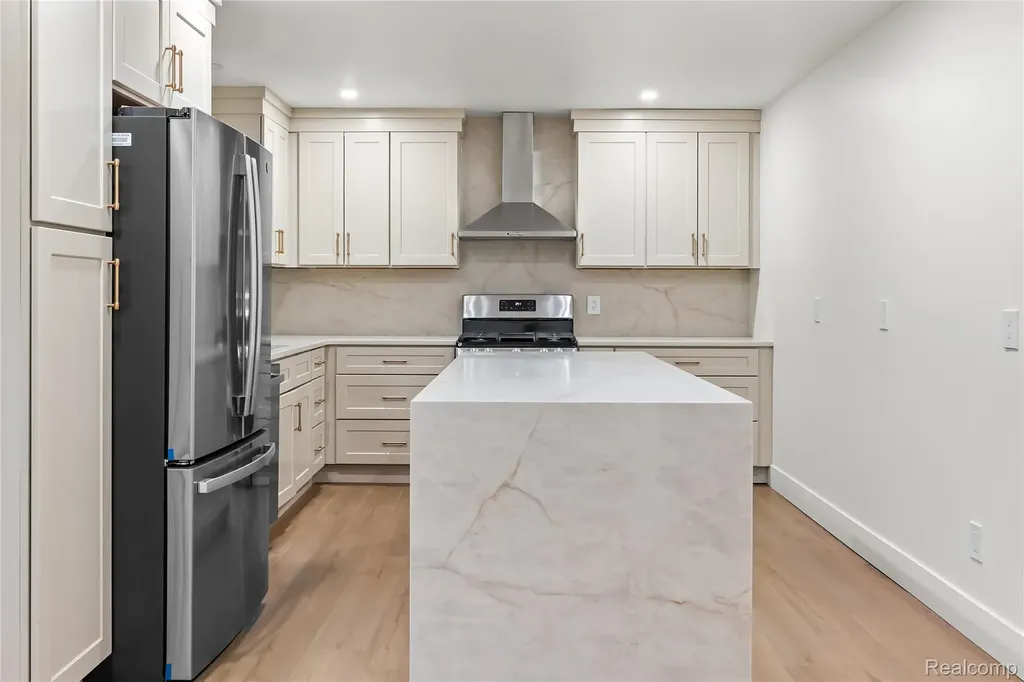 6742 Canterbury Court Shelby Charter Township MI 48316