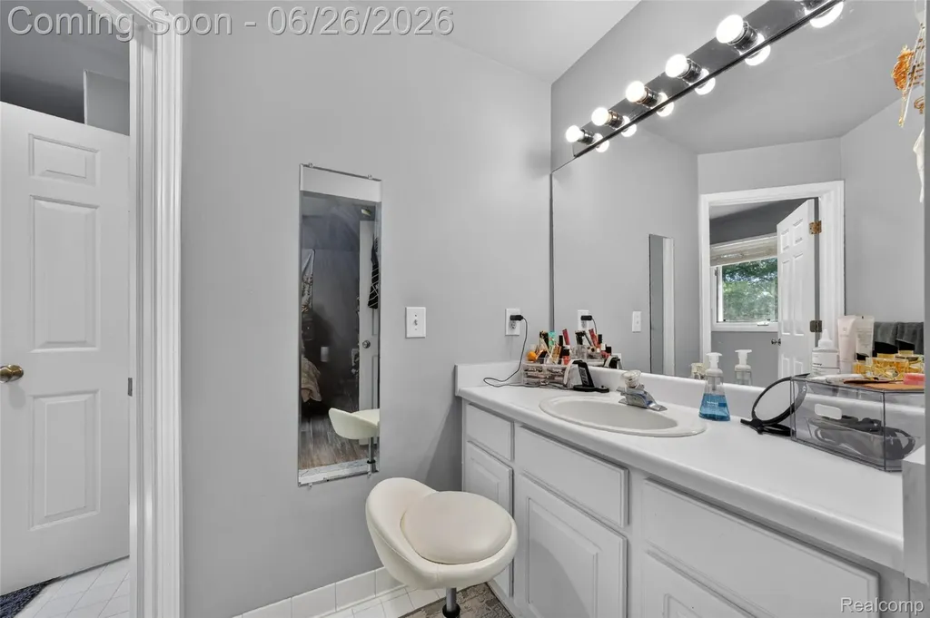 2619 Lambeth Park Rochester Hills City MI 48306