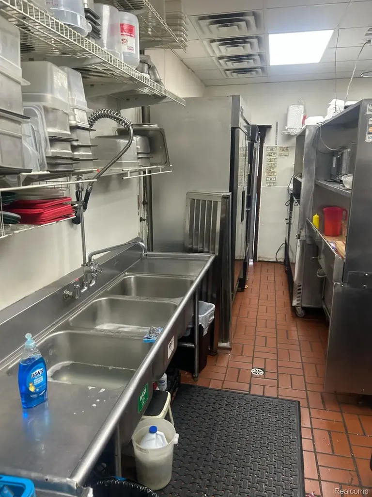 16651 14 Mile Fraser City MI 48026
