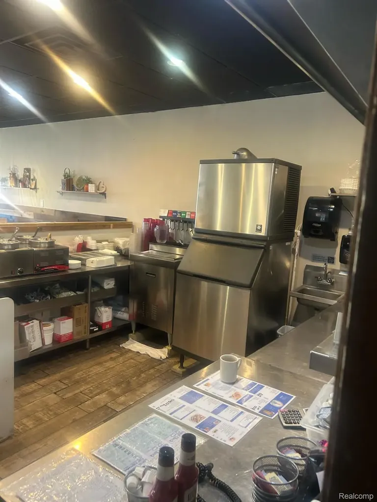 16651 14 Mile Fraser City MI 48026