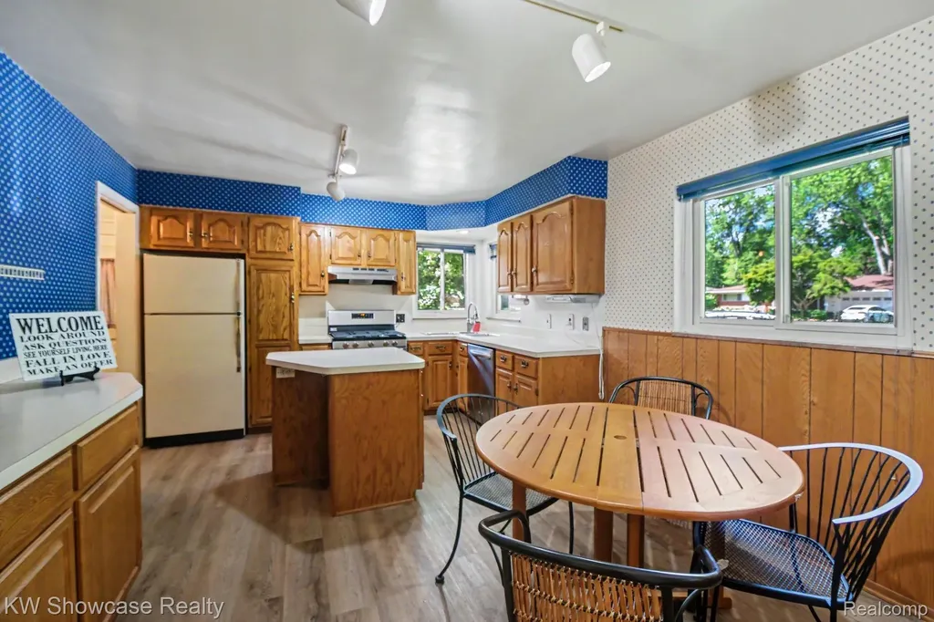 22780 Manning Street Farmington City MI 48336