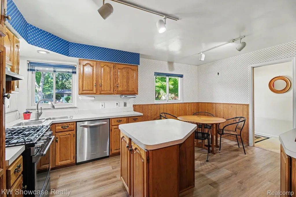 22780 Manning Street Farmington City MI 48336