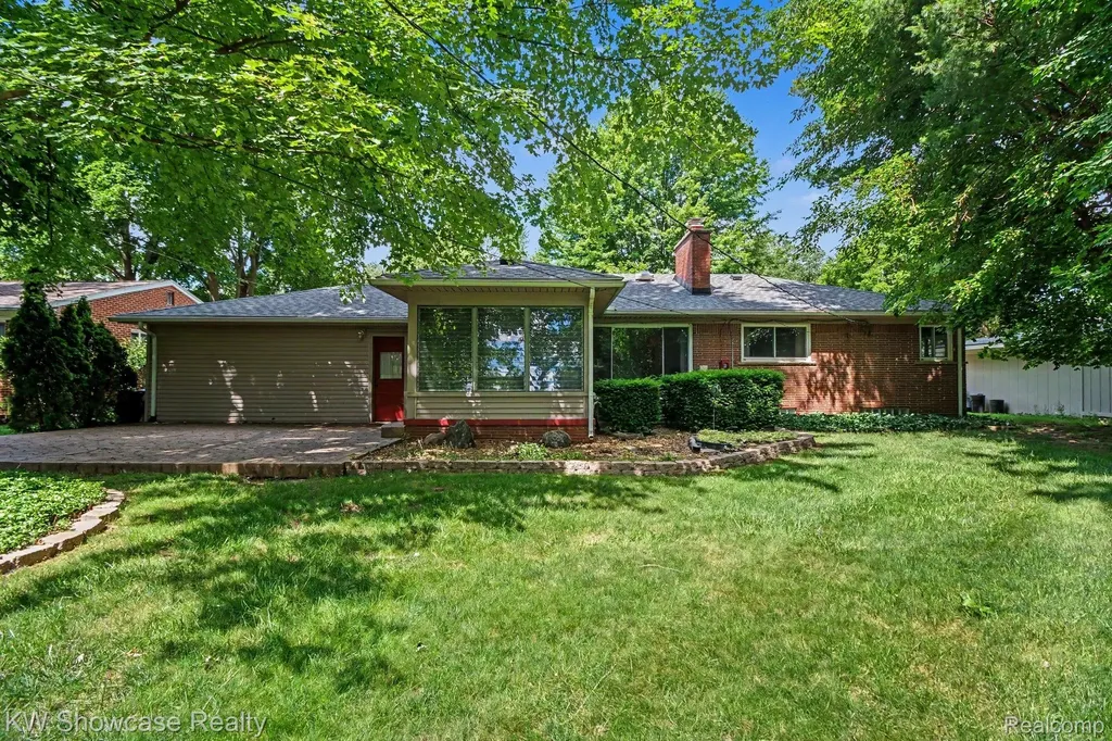 22780 Manning Street Farmington City MI 48336