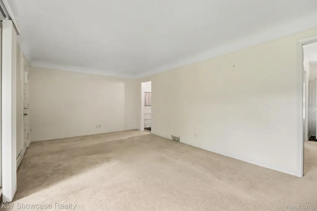 22780 Manning Street Farmington City MI 48336