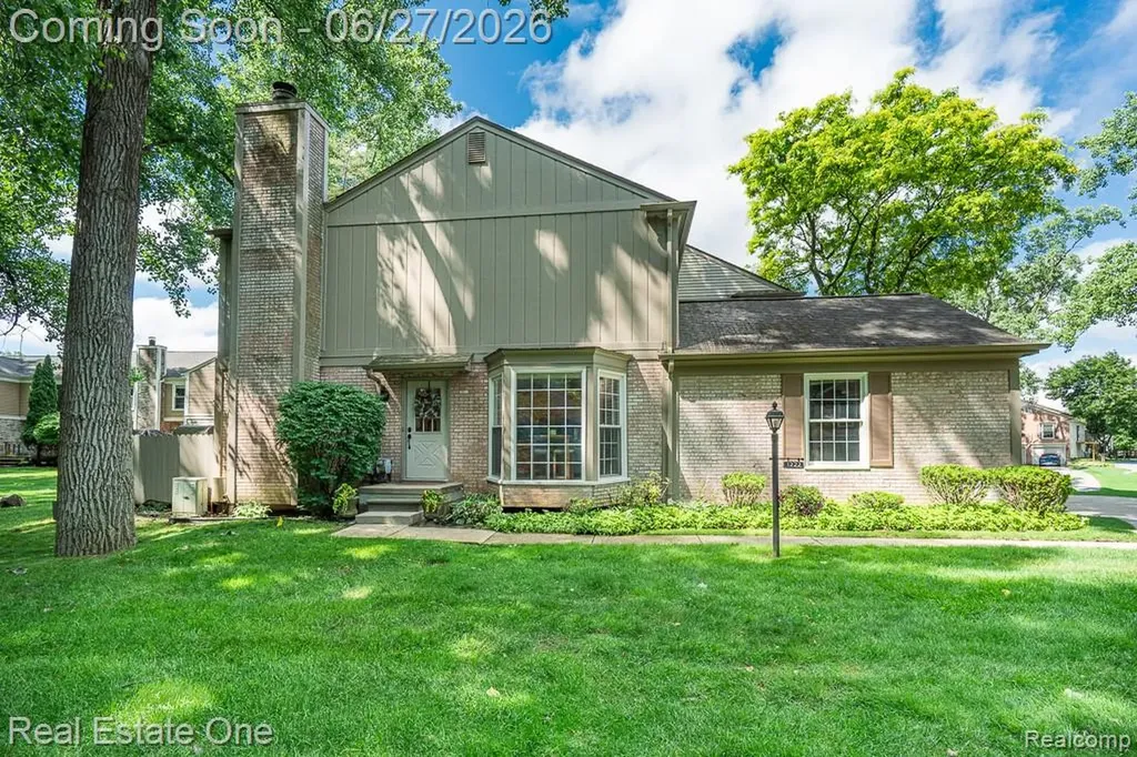 1222 Kings Cove Court Rochester Hills City MI 48306