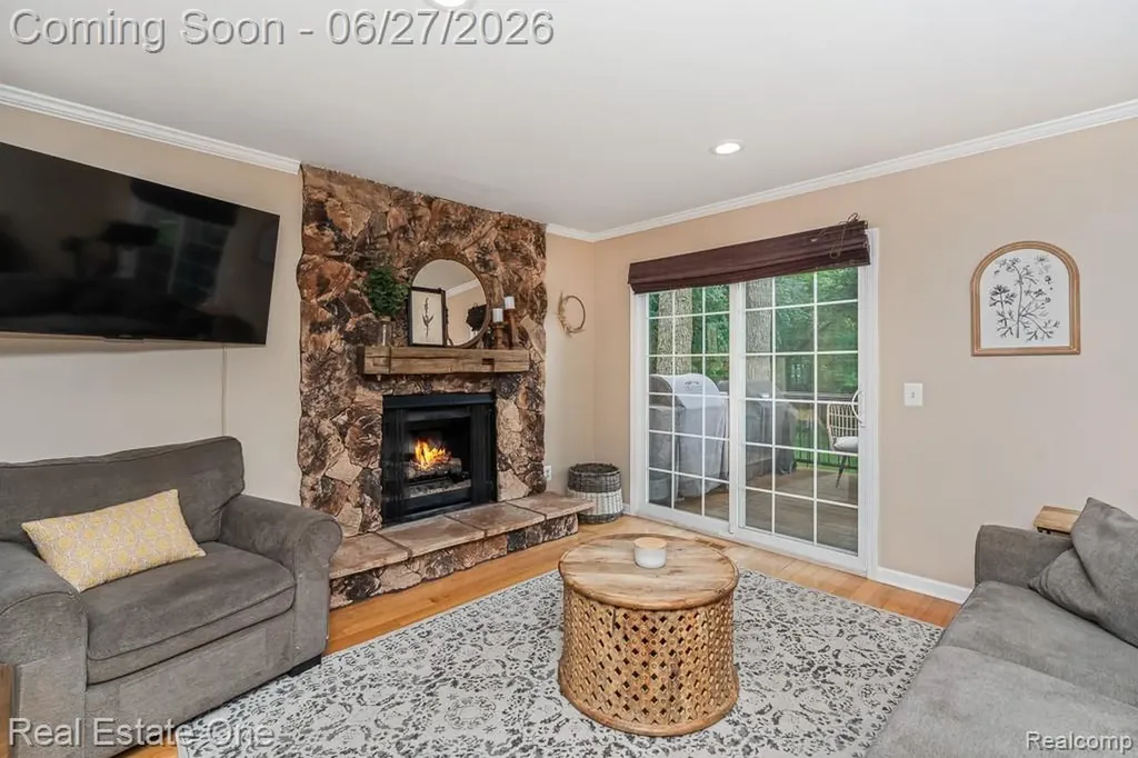 1222 Kings Cove Court Rochester Hills City MI 48306