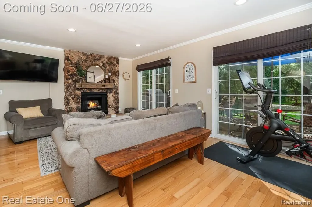 1222 Kings Cove Court Rochester Hills City MI 48306