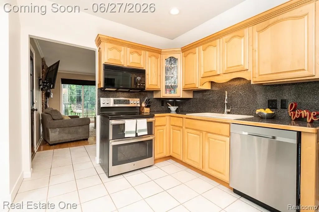 1222 Kings Cove Court Rochester Hills City MI 48306
