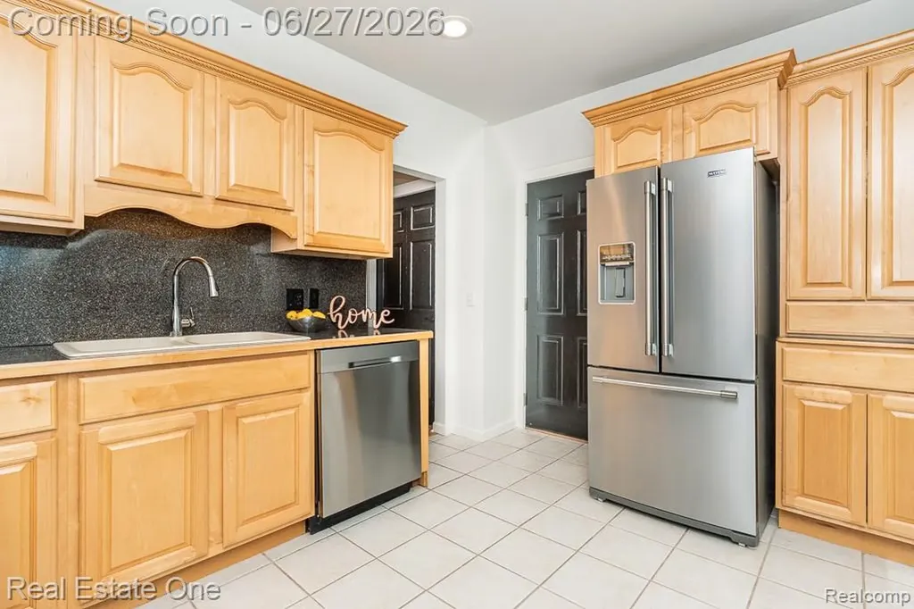 1222 Kings Cove Court Rochester Hills City MI 48306