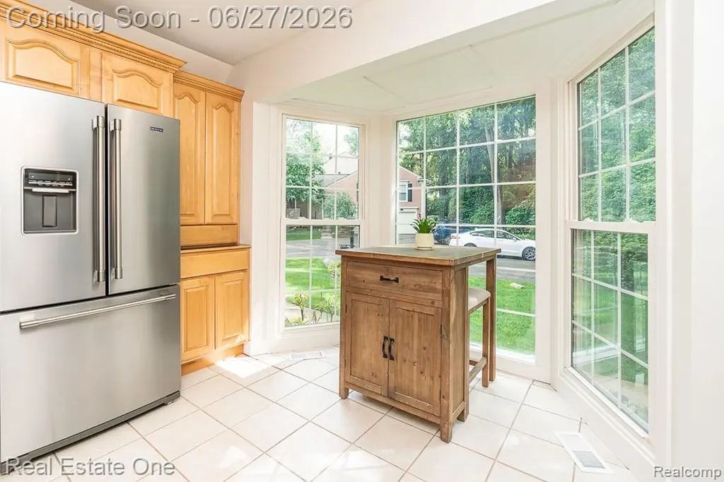 1222 Kings Cove Court Rochester Hills City MI 48306