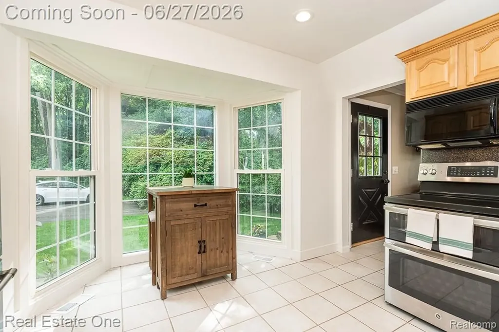 1222 Kings Cove Court Rochester Hills City MI 48306