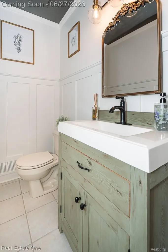 1222 Kings Cove Court Rochester Hills City MI 48306