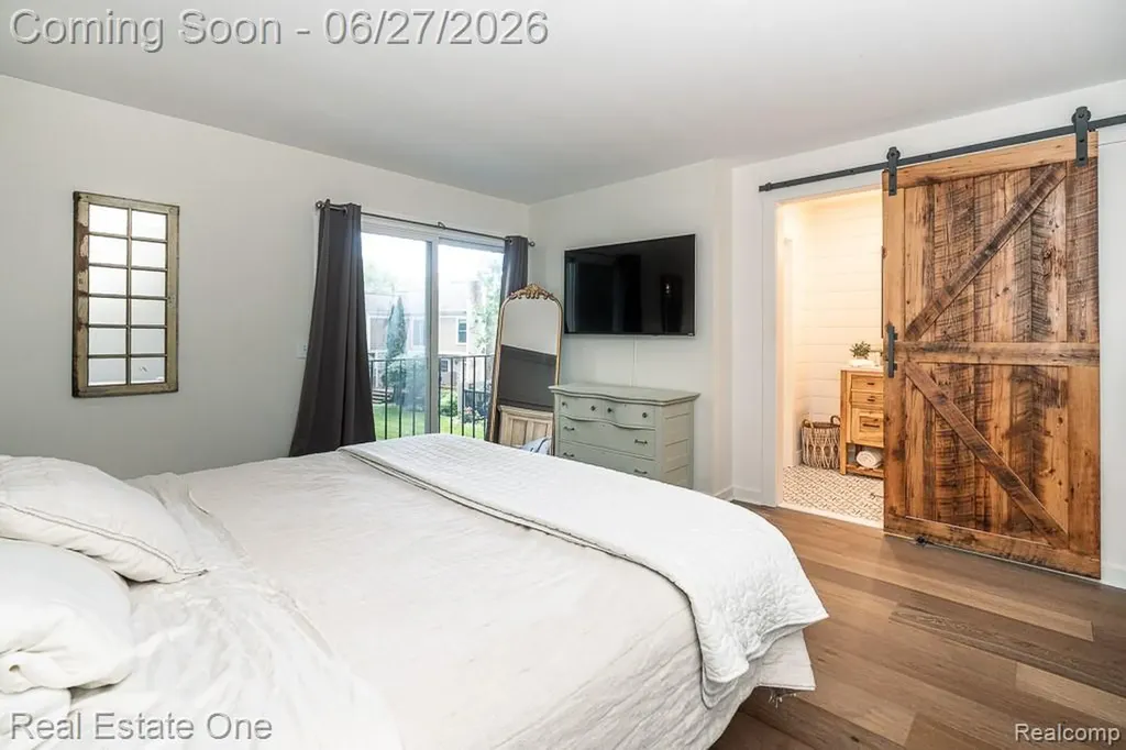 1222 Kings Cove Court Rochester Hills City MI 48306