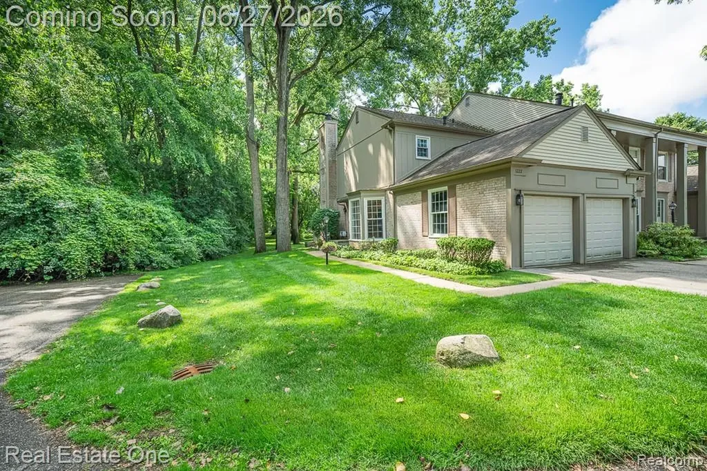 1222 Kings Cove Court Rochester Hills City MI 48306