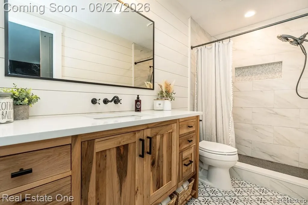 1222 Kings Cove Court Rochester Hills City MI 48306