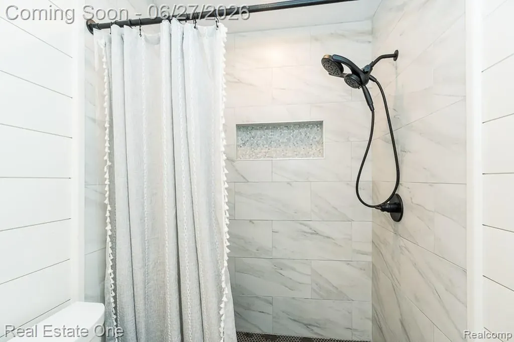1222 Kings Cove Court Rochester Hills City MI 48306