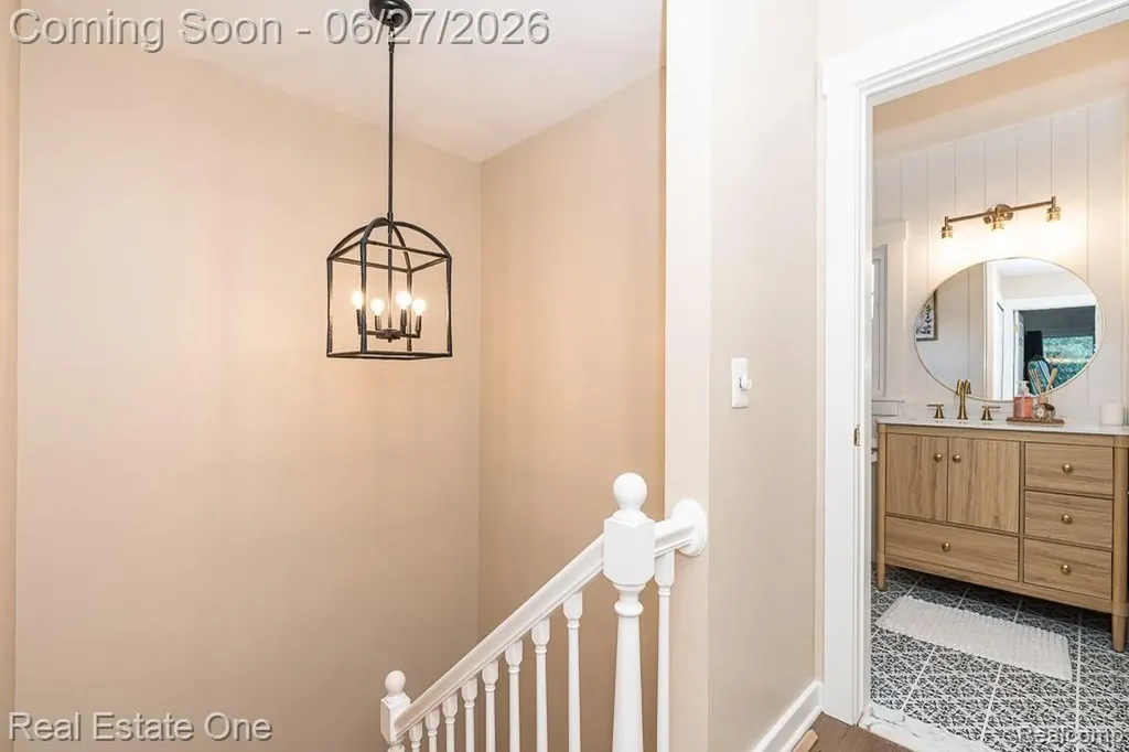 1222 Kings Cove Court Rochester Hills City MI 48306