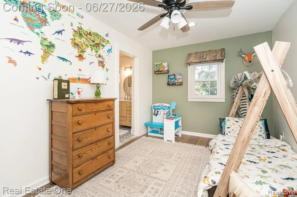 1222 Kings Cove Court Rochester Hills City MI 48306